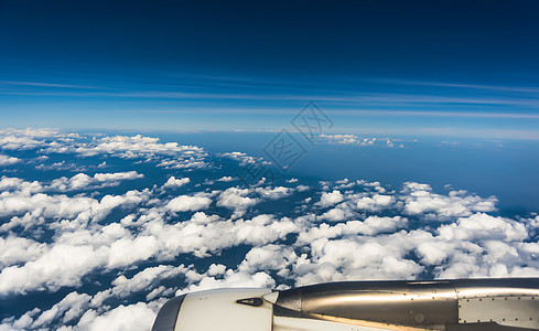 飞机飞过高原图片