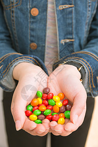 手 比心节日糖果手捧糖果心形背景