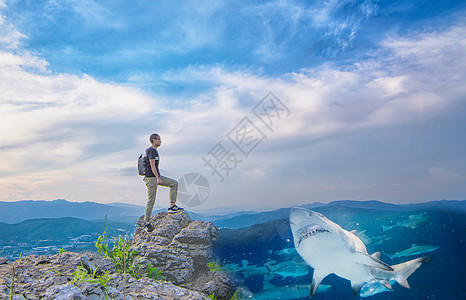 多人冲浪行走在大海戈壁间的男人设计图片