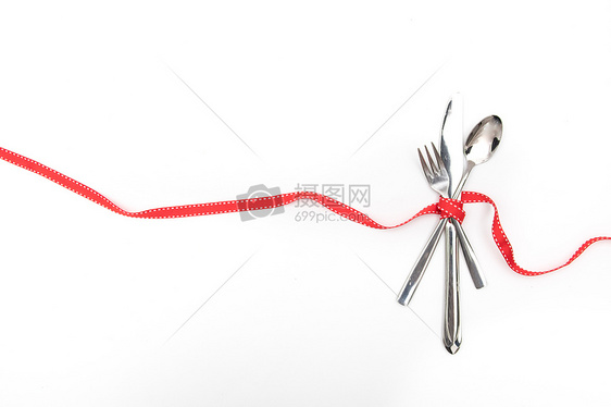 红色彩带和刀叉勺子图片