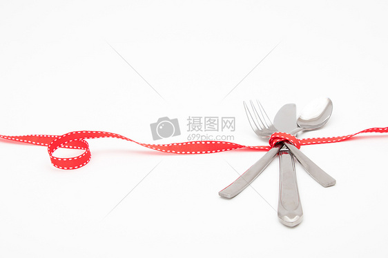 红色彩带和刀叉勺子图片