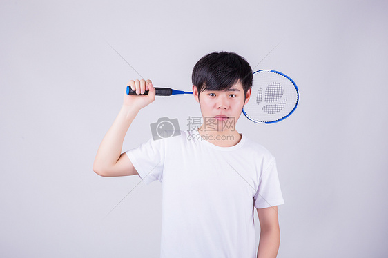 棚拍个人男孩运动拿羽毛球拍图片
