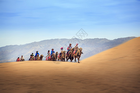沙漠中驼队走进沙漠背景