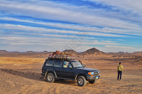 埃及黑沙漠导游和他的吉普图片