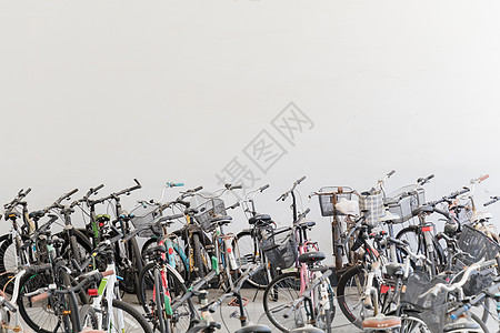 校园里的自行车背景图片