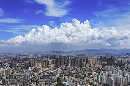 蓝天白云下的市区图片