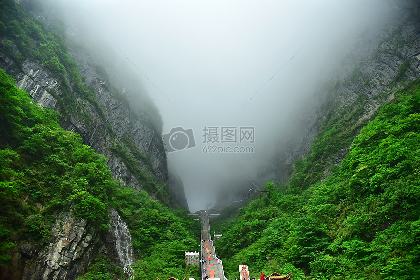 张家界天门山天门洞图片