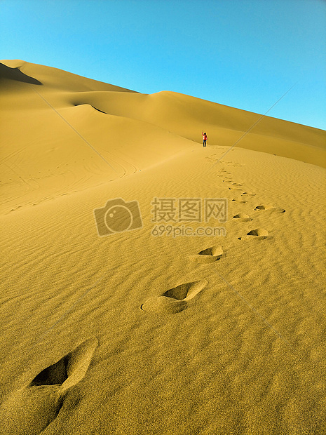 魅力沙漠上的一串脚印图片
