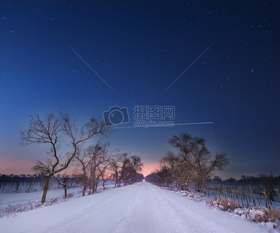 夜空下通往远方的道路图片