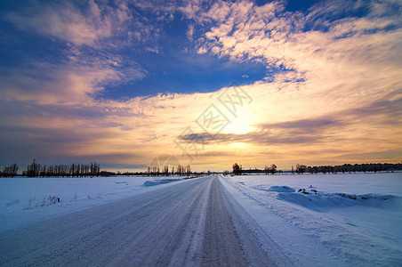 雪路日出美景图片