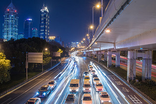 高架下城市车流夜景图片