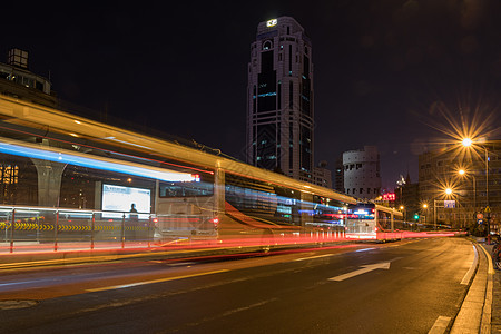 公交车到站城市夜景外滩站车流背景