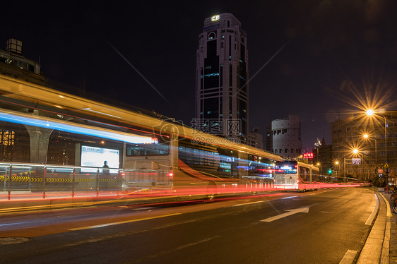 城市夜景外滩站车流图片