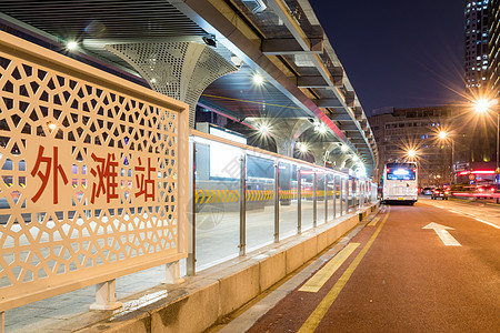 城市夜景外滩站车流背景图片