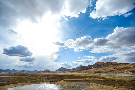草原山脉公路天空湖泊背景