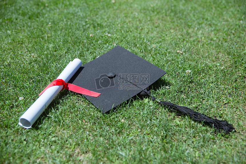 毕业季草地上的证书学士帽