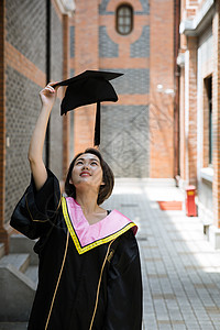 大学复古过道穿学士服的学生图片