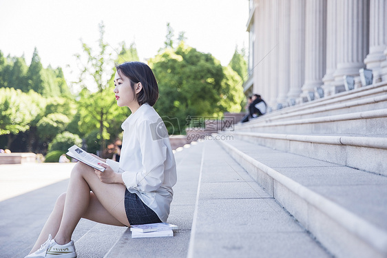 大学图书馆前清新女孩看书图片