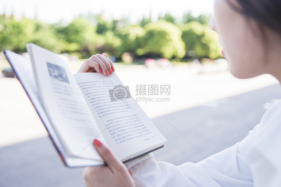 大学图书馆前清新女孩看书图片