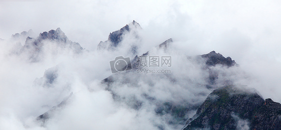 雾气弥漫的山峰图片