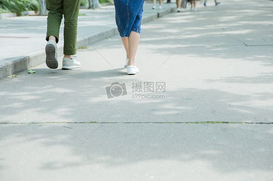 男女大学生走在路上脚部特写图片