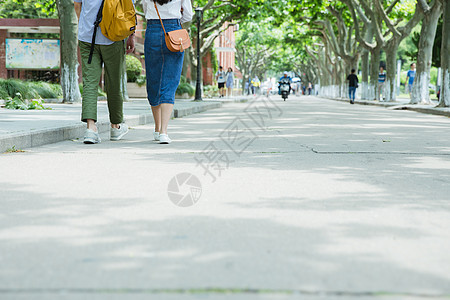 男女大学生走在路上脚部特写图片