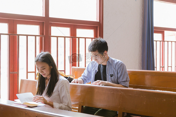 男女大学生在教室里学习图片