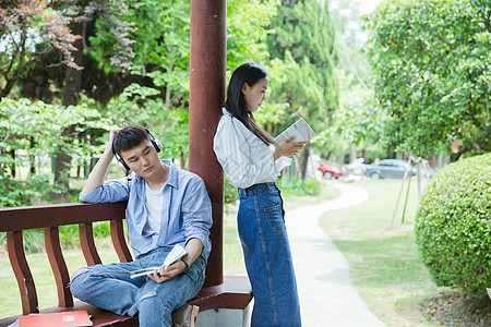 大学建筑大学安静男女生在凉亭看书背景