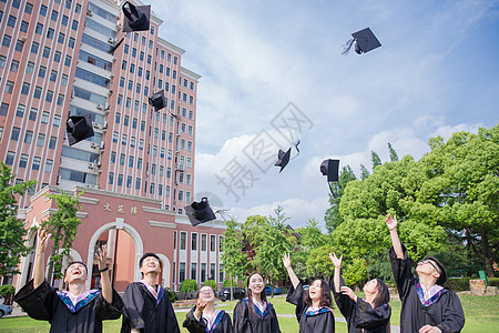 年轻女生毕业季青春大学生们扔学士帽背景