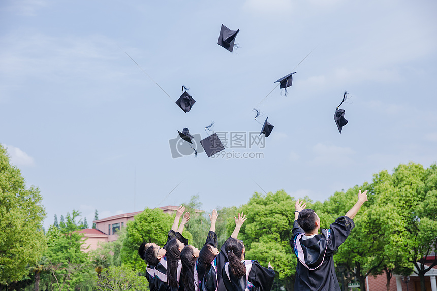 毕业季青春大学生们扔学士帽图片