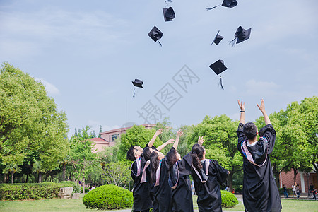 毕业开心女孩毕业季青春大学生们扔学士帽背景