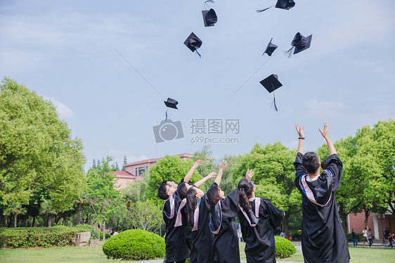 毕业季青春大学生们扔学士帽图片