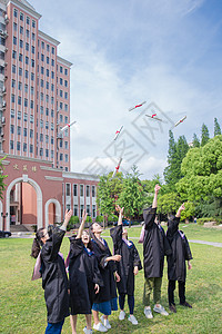 草地上的女人毕业季青春大学生们扔证书背景