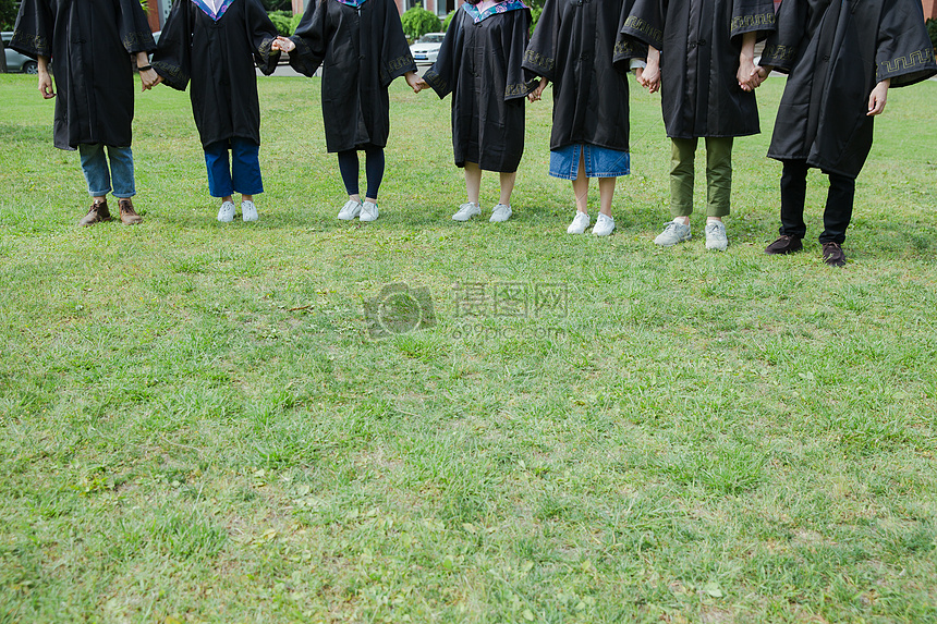 青春草地上大学生们牵手特写图片