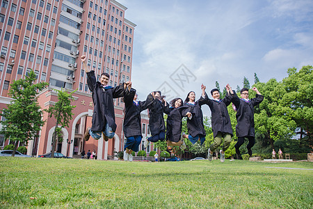 毕业季青春大学生们牵手在跳跃图片