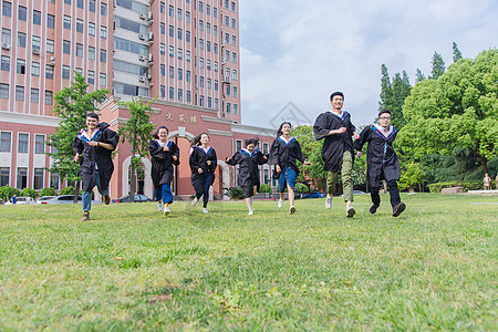 毕业季穿学士服的学生在奔跑图片