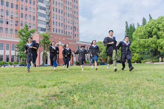 毕业季穿学士服的学生在奔跑图片