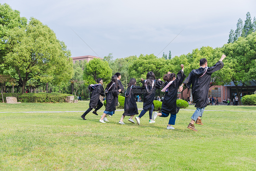 毕业季穿学士服的学生在奔跑图片