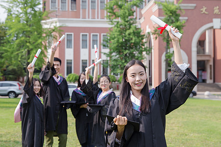 毕业季手拿毕业证的大学生图片