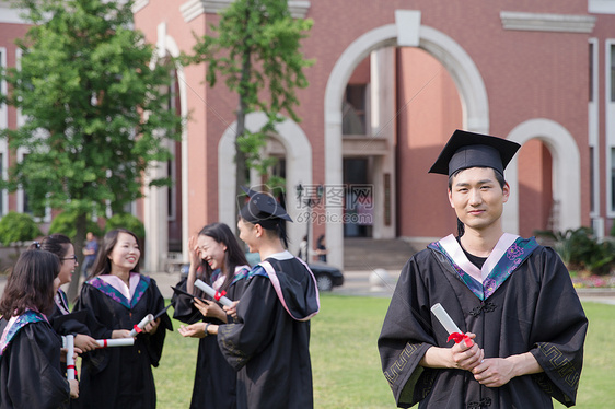 毕业季手拿毕业证的大学生图片