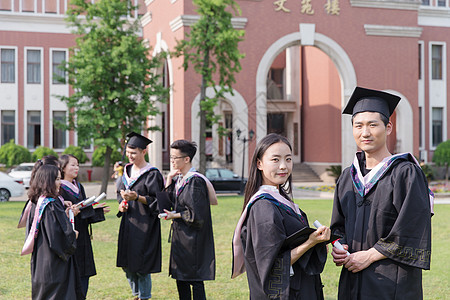 男生手拿证书毕业季手拿毕业证的大学生背景