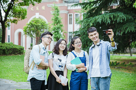 青春大学们在用手机自拍合影背景图片