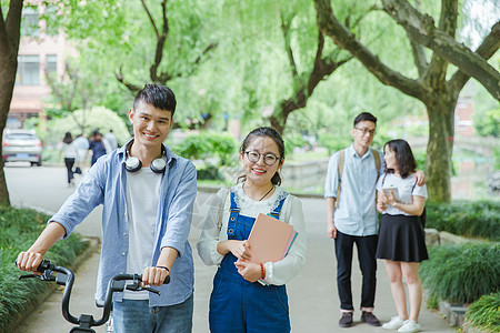 女推男的素材青春大学生推自行车散步聊天背景