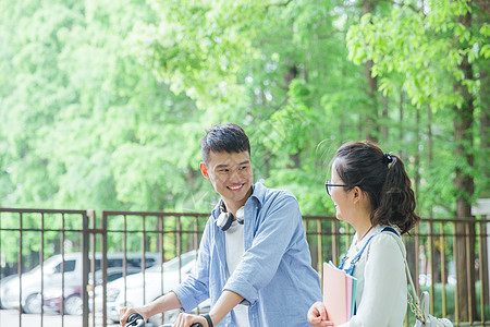 女推男素材青春大学生推自行车散步聊天背景