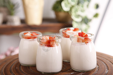 奶油肌玻璃瓶里的草莓果粒酸奶背景