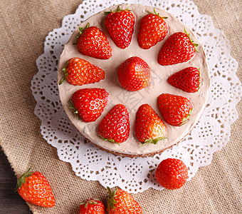 草莓巧克力桌上的巧克力草莓裸蛋糕背景
