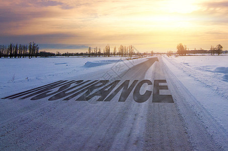 新疆特产雪路面上字跟日出的美景设计图片