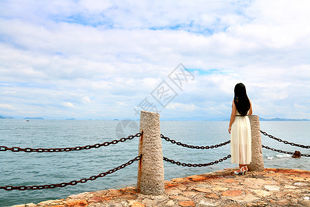 女人眺望大海背景