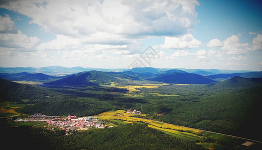 蓝天白云俯视大山高清图片