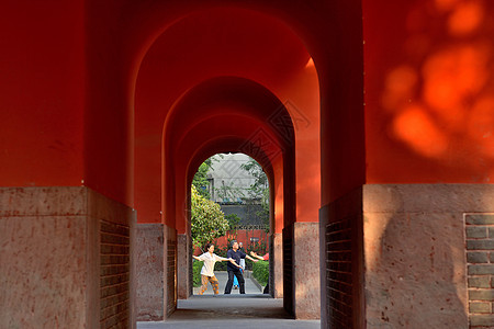 中老年人在古寺庙建筑前晨练背景图片